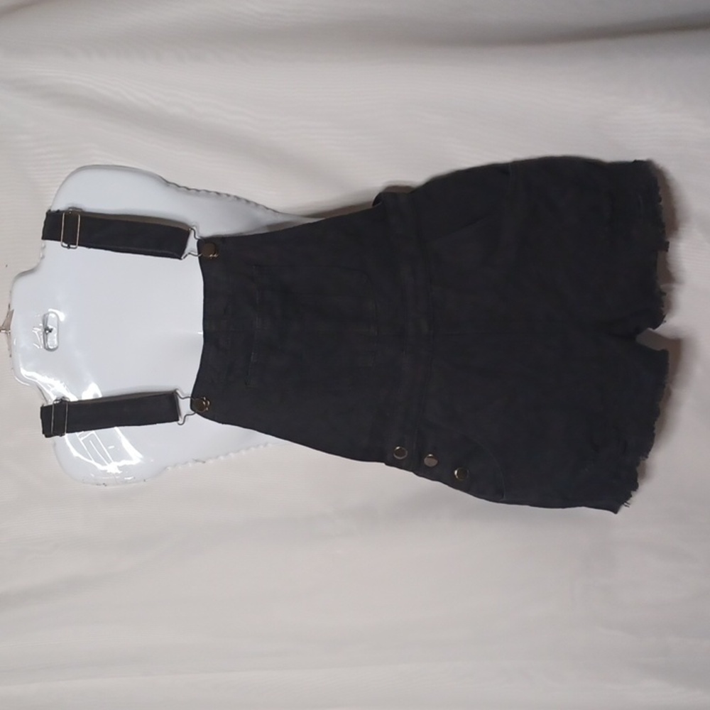BOOHOO BLUE Women's Black Tina Fray Hem Dungaree Shorts Overalls. Size 4